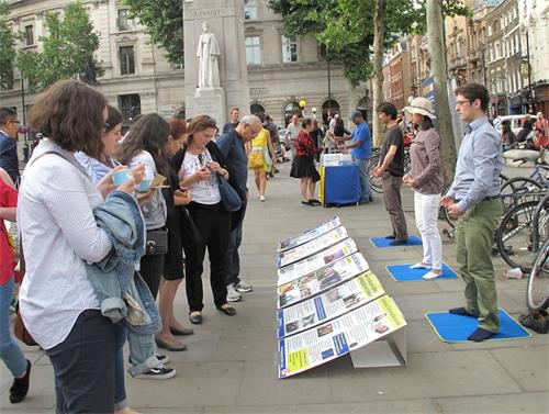 圖4～5：二零一八年六月二十三日，英國法輪功學員在倫敦聖馬丁廣場煉功、講真相。