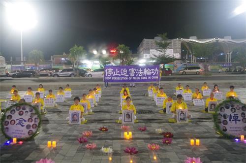 '圖1：法輪功學員在花蓮火車站廣場前舉辦反迫害十九週年燭光悼念活動。'