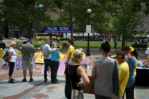 '圖4：波士頓市科普利廣場上，法輪功學員向民眾講真相'