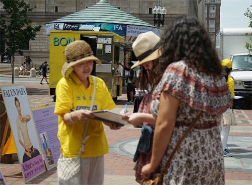 '圖5：波士頓市科普利廣場上，民眾簽名支持法輪功反迫害'