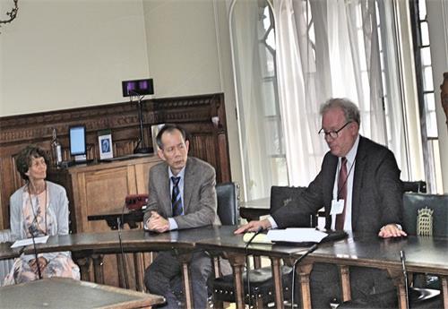 '圖8：大衛﹒柯克漢姆（David Kirkham）博士（右）在英議會大廈「法輪功反迫害十九年」研討會上發言'