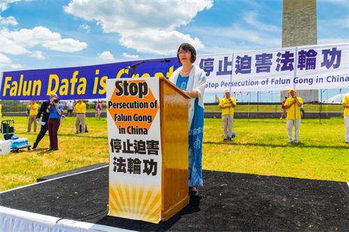 '圖9：法輪功學員張玉華博士在集會上呼籲營救她的丈夫、被中共非法關押的南京法輪功學員馬振宇'