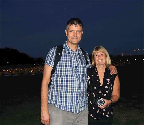 '圖8：來自丹麥的莫頓和泰妮特夫婦在燭光夜悼現場拍下了來華盛頓旅遊的第一張照片。'