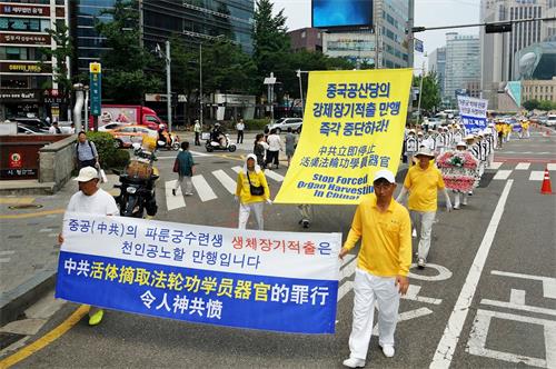'圖4～10：2018年7月20日，韓國法輪功學員在首爾市中心舉行遊行。'