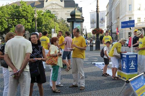 '圖1：反迫害十九週年，布拉提斯拉瓦的赫維茲多斯拉夫廣場上，舉辦信息日活動，讓民眾了解法輪功的真相。'