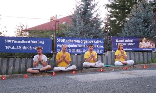 '圖3：二零一八年七月十九日，法輪功學員在中共駐布拉提斯拉瓦大使館門前展開十二小時接力和平請願活動，呼籲制止迫害。'