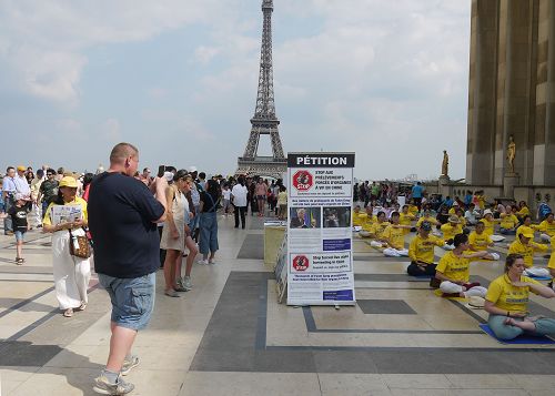 圖1～2：反迫害十九週年，二零一八年七月二十二日下午，法國法輪功學員在巴黎人權廣場舉行了大型的煉功、講真相活動。