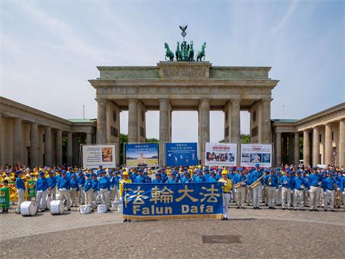 '圖1：二零一八年七月二十一日，法輪功學員在德國首都柏林舉行了盛大遊行和集會，譴責中共對法輪功長達十九年的殘酷迫害。圖為勃蘭登堡門。'
