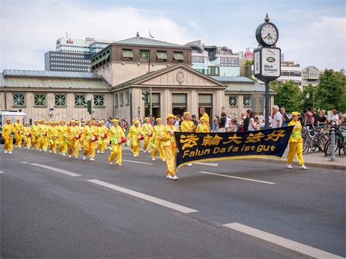 '圖2～7：法輪功學員在德國首都柏林舉行盛大遊行'