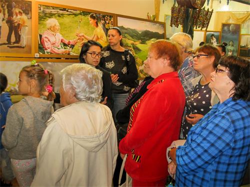 '圖1～4：「真、善、忍」國際美展在俄羅斯布里亞特阿爾山展出，眾多遊客前來觀賞。他們被畫作中的故事所吸引；被中共迫害法輪功學員的殘酷手段所震驚。'