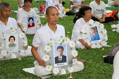 '圖：2018年7月15日魏敏在泰國「7.20法輪功反迫害」集會現場，悼念被中共迫害致死的同修。'