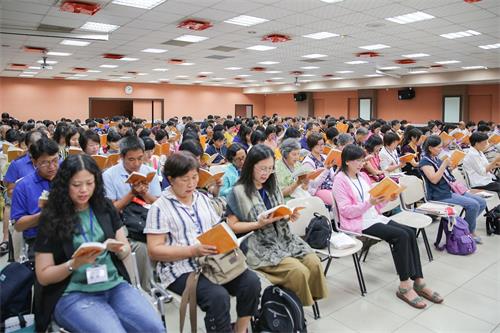 '圖2：接連兩天，台灣各地的區輔導員一起學法、交流修煉心得。'
