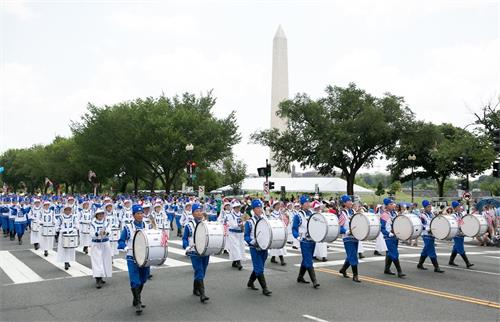 '圖1：天國樂團經過華盛頓紀念碑。這是天國樂團連續第13年受邀參加一年一度的美國首都獨立日遊行。'