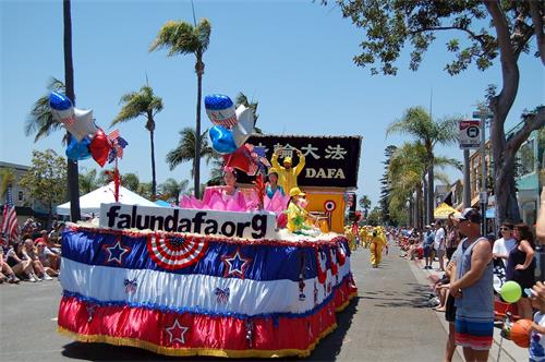 '圖1～3：聖地亞哥法輪功學員參加當地最大的遊行──科羅納多（Coronado）獨立日國慶遊行。'