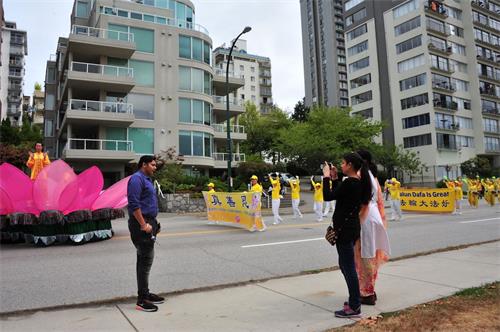 '圖2～4：溫哥華部份法輪功學員參加了在溫哥華市中心海濱大道舉行的遊行受到民眾歡迎。'