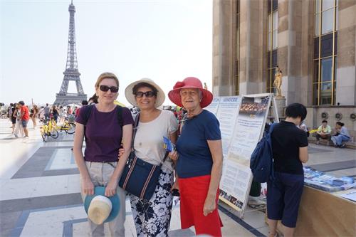 '圖10：這三位女士是來自意大利的遊客。Marta是位律師（左一），Antonietta?Coca是位數學教師（右一），中間的Ramon?Respaldo?經濟學者。'