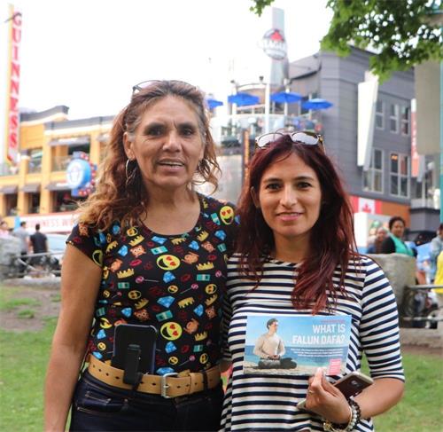 '圖17：來自秘魯的麥卡（Mica右）和媽媽一起學了法輪功功法'