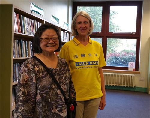 '圖5：二零一八年八月十四日下午，法輪功學員喬伊和七年來堅持到默頓圖書館教功班上煉功的華裔女士梅合影'