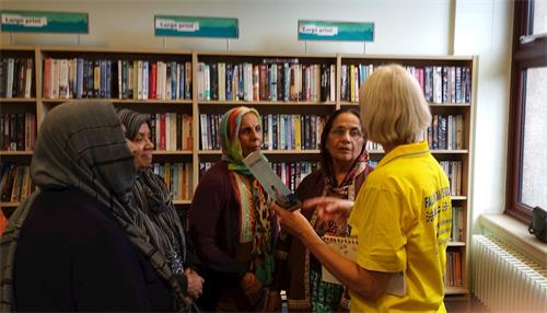 '圖6：二零一八年八月十四日下午，法輪功學員喬伊與四位新近到默頓圖書館教功班上學功的孟加拉裔女士交談。'