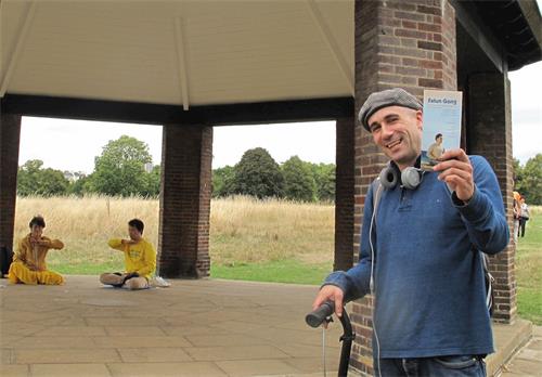 '圖2：二零一八年八月十五日，在倫敦工作的意大利人亞歷克斯（Alex）在海德公園第一次看到法輪功功法'