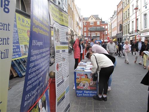 '圖1：二零一八年八月二十五日，法輪功學員在倫敦唐人街煉功、發真相傳單、講真相、徵簽反迫害'