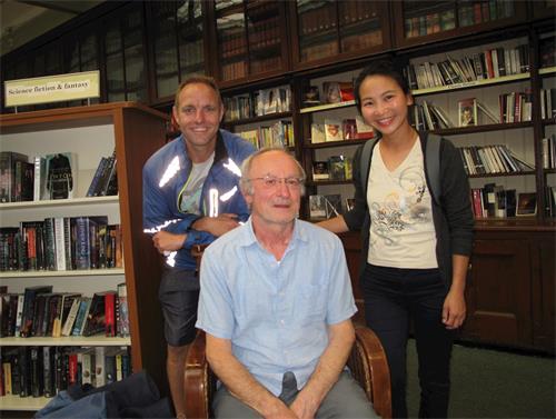 '圖3：二零一八年八月十八日，溫布爾登圖書館法輪功義務教功班煉功結束後，法輪功學員溫迪（Wendy，右）、斯科特（Scott，左）和阿爾貝托（Alberto，中）切磋交流煉功體會。'