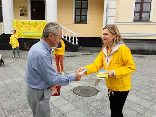 '圖1～2：法輪功學員在烏克蘭日托米爾市向人們介紹功法'