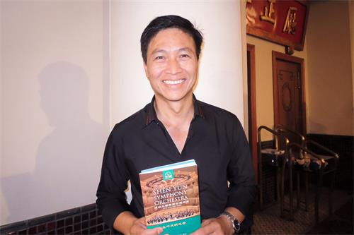 圖1：越南電影導演Nguyen Quoc Tuan讚揚神韻有很強的能量，包括一種連接上天的感動。