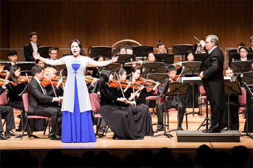圖5：二零一八年九月十九日晚，神韻交響樂團於台北中山堂舉行演出。圖為女高音歌唱家耿皓藍正在演唱。