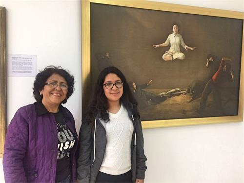 '圖5：梅麗莎﹒洛佩茲（Melissa?Lopez）（右）和媽媽諾埃米﹒洛佩茲（Noemí?Lopez）（左）一起來觀看畫展。'