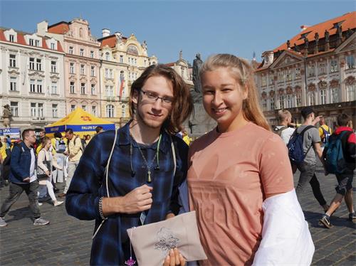 '圖12：捷克大學生Lucas和Kate很高興有機會了解法輪功反迫害真相。'
