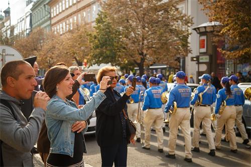 '圖1～5：二零一八年九月二十八日，來自歐洲三十七個國家的部份法輪功學員在捷克首都布拉格舉辦大遊行，吸引眾多遊人觀看。'