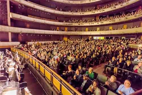 圖5：從一月十日至二十七日，神韻北美藝術團將在美國德州達拉斯 AT&T演藝中心─溫斯皮爾歌劇院共進行十八場演出。圖為一月十二日演出大爆滿的盛況。