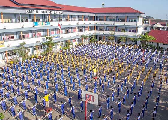 八百名印尼巴丹島中學師生學煉法輪功