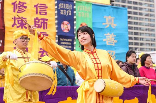 '圖5：參與腰鼓隊的香港學員衡衡，在景點體會到世人急於得救。'