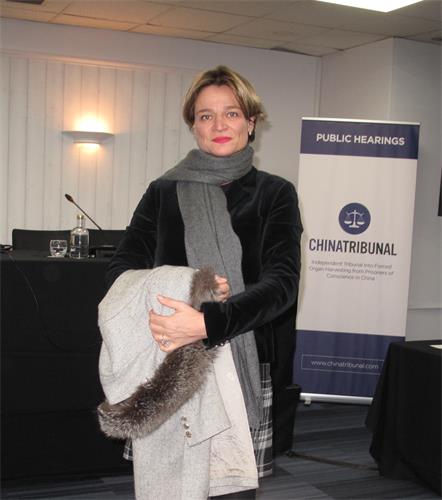 圖5：二零一八年十二月十日，國際法律顧問絲塔芙﹒史碧娜（Steffi Spinae）出席「獨立人民法庭」倫敦聽證會。