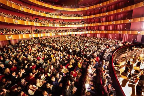 '圖1：二零一九年一月十日至二十日，神韻紐約藝術團在紐約林肯中心大衛寇克劇院的演出，連續上演十四場演出，場場大爆滿。圖為一月二十日場演出大爆滿的盛況。'