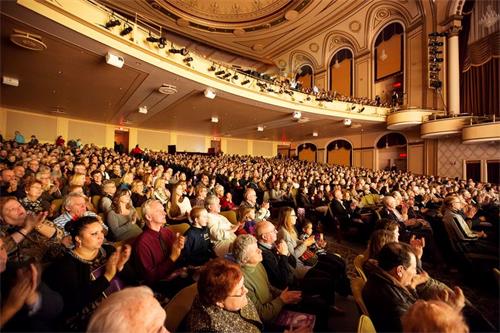 '圖2：二零一九年一月十九日和二十日，神韻巡迴藝術團在美國麻州伍斯特漢歐沃劇院（Worcester?The?Hanover?Theatre）的三場演出，場場爆滿。圖為一月十九日演出大爆滿的盛況。'