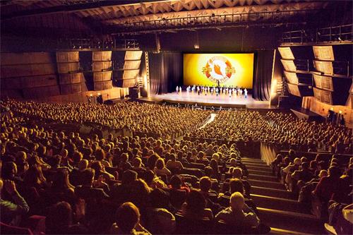 '圖3：美國神韻國際藝術團於二零一九年一月十六至二十日，在巴黎國際會議中心連續上演六場演出，場場爆滿。圖為十八日晚演出大爆滿的盛況。'