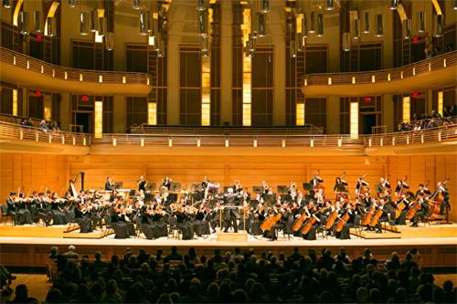 圖1：二零一九年十月十三日傍晚，神韻交響樂團在美國大華府地區的斯特拉斯莫爾音樂中心（Music Center At Strathmore）演出，獲得滿場觀眾的讚譽。