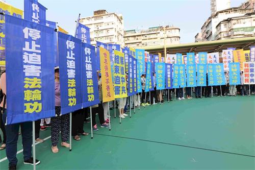 '圖3～4： 法輪功學員在集會上展示各式幡旗，呼籲停止迫害法輪功。'