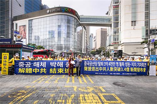 '圖1：韓國法輪大法佛學會二零一九年十月一日在中共駐韓大使館前舉行新聞發布會，譴責中共迫害香港法輪功學員。'