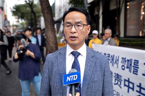 '圖2：韓國法輪大法佛學會秘書長吳世烈博士譴責中共在香港的傷人暴行。'
