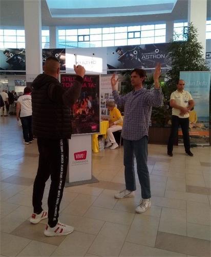 '圖1～4：法輪功學員在羅馬尼亞康斯坦察自然博覽會上介紹功法'