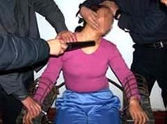 '酷刑演示：綁在鐵椅子上電擊'