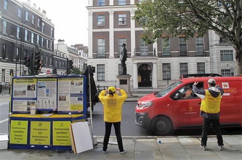 '圖6：二零一九年十月一日倫敦中使館前的法輪功集會結束了，英國法輪功學員堅持十七年的二十四小時和平抗議仍在繼續'
