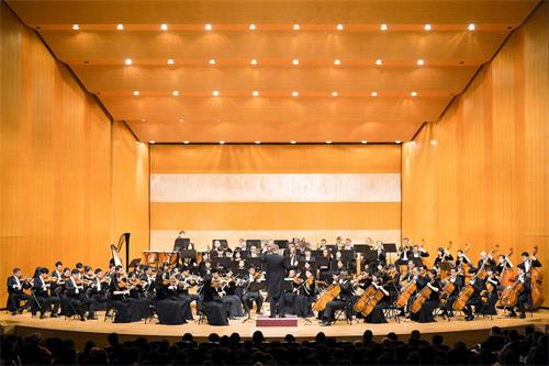 '圖1：二零一九年十月二日，神韻交響樂團在新竹市文化局演藝廳演出，為今年的台灣巡演劃下完美句點。'