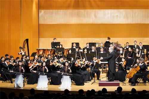 '圖4：神韻交響樂團在新竹演出，前排為二胡演奏家戚曉春（左）、王真（中）、琴露（右）。'