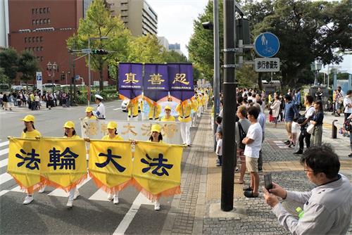 '圖1～3：二零一九年十月六日，日本法輪功學員在橫濱繁華區舉辦反迫害大遊行。'