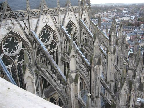 圖例：哥特式建築法國亞眠主教座堂（Cathédrale Notre-Dame d』Amiens），建於1220-1269年，從圖中可以看到建築外圍遍布飛扶壁支撐，以力學結構分散牆體的重量負擔。